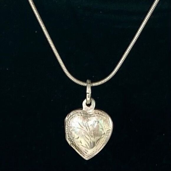 IB# Beautiful Dainty Heart Locket Necklace - Picture 11 of 11